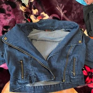 Sofia Vergara’s Line denim jacket up